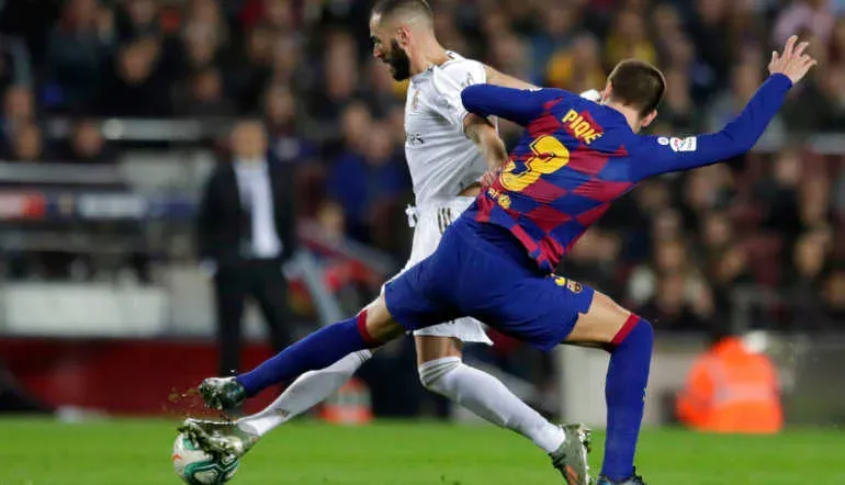 Benzema y Pique en el Clasico 2021